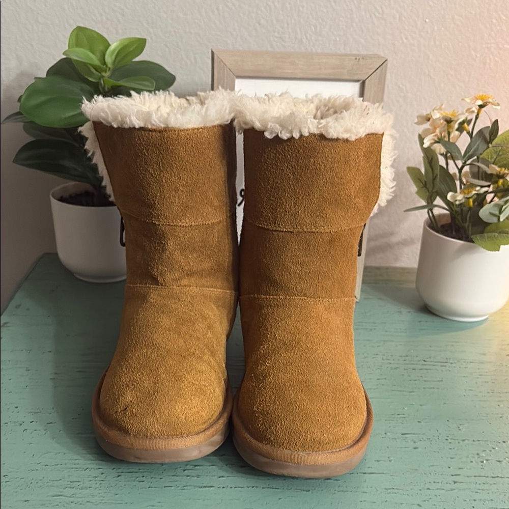 Koolaburra Cream Faux Fur Lined Boots SZ 3 Girls box